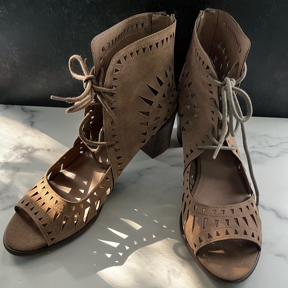 Breckelles Gabby Booties - Picture 1 of 5